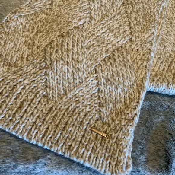 Black Rivet Knit Scarf - Picture 2 of 9